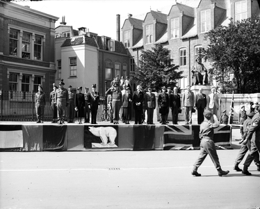97655 Afbeelding van het podium op het Janskerkhof te Utrecht waarop generaal Foulkes van het 1st Canadian Army, ...